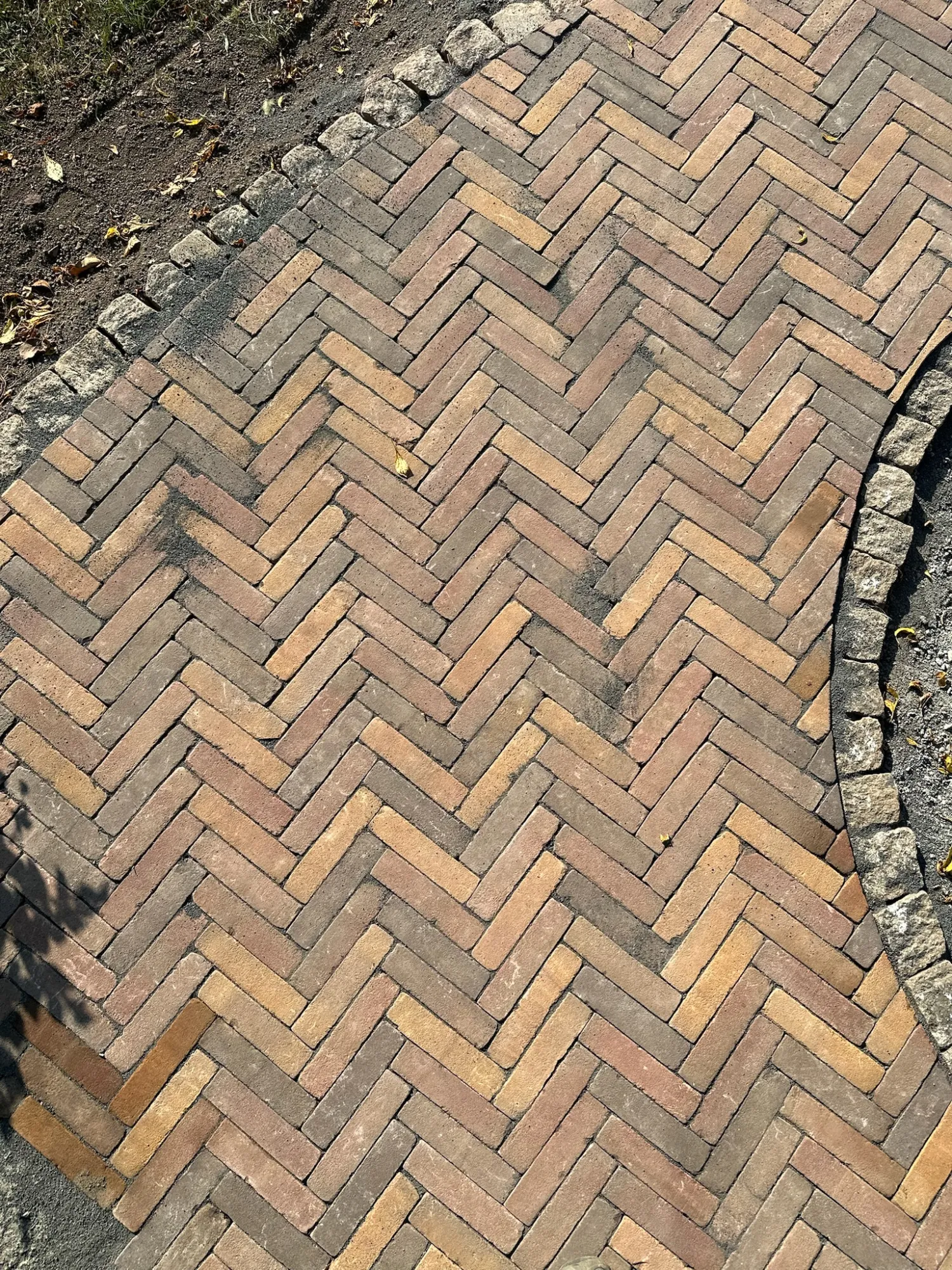 Hochwertiges Fischgrät-Klinkerpflaster für Zufahrten und Gartenwege
