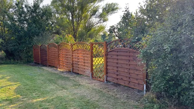 Montierter Holzzaun mit Sichtschutzelementen und Gartentor in Werdorf